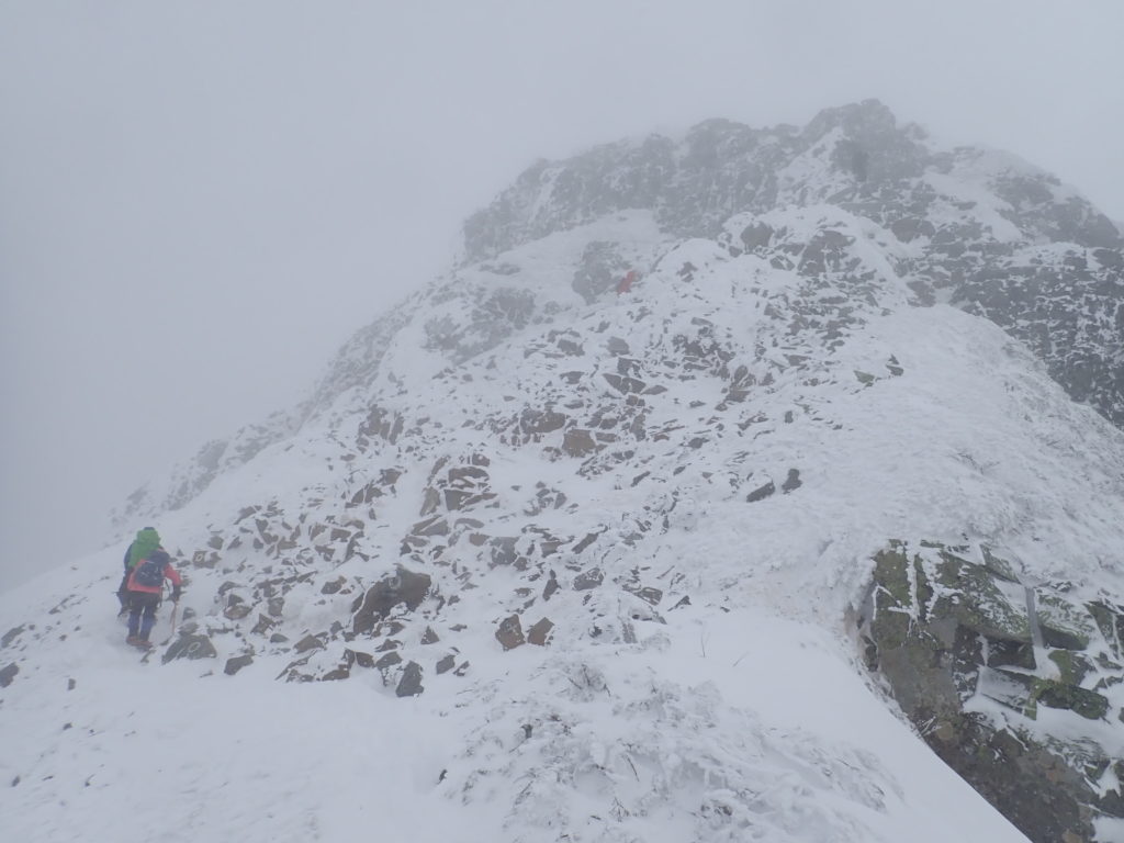 吹雪なんかに負けないぞ 西穂独標 12 19 大垣山岳協会