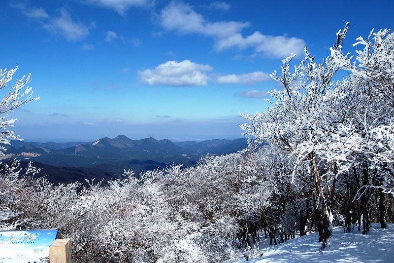 霧氷のトンネルを歩く三峰山 22 02 25 大垣山岳協会 霧氷のトンネルを歩く三峰山 22 02 25 大垣山岳協会
